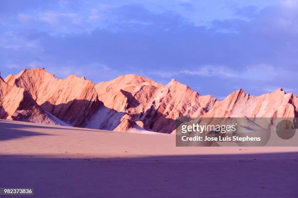 rock formations at valle de la muerte (death valley), san pedro de atacama, atacama desert, chile - muerte 個照片及圖片檔
