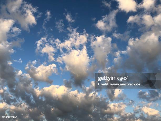 wolkenhimmel - wolkenhimmel stock pictures, royalty-free photos & images