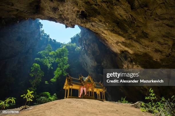 royal pavilion in the phraya nakhon cave, prachuap khiri khan, t - phraya nakhon cave stockfoto's en -beelden