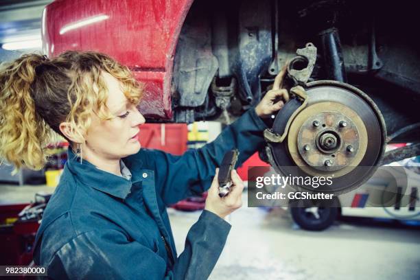 mujer mecánico de inspección de las pastillas de freno - bloque de freno fotografías e imágenes de stock