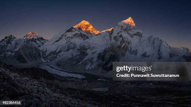 panoramic view of himalayas mountain range from kalapattar view point at sunset, everest region, nepal, - cliff texture ストックフォトと画像