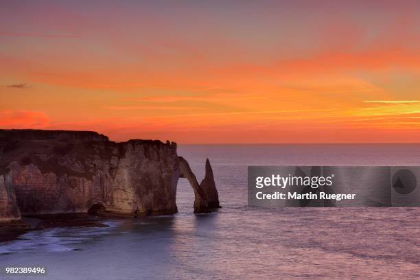 falaise d'aval, with aiguille rock formation and arch at sunset dawn. les falaises d'etretat, aiguille d'etretat, etretat, seine-maritime department, normandy, france - falaise normandie foto e immagini stock