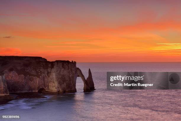 falaise d'aval, with aiguille rock formation and arch at sunset dawn. les falaises d'etretat, aiguille d'etretat, etretat, seine-maritime department, normandy, france - alabaster coast stock pictures, royalty-free photos & images