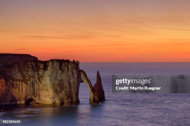 falaise d'aval, with aiguille rock formation and arch at sunset dawn. les falaises d'etretat, aiguille d'etretat, etretat, seine-maritime department, normandy, france - falaise normandie stock pictures, royalty-free photos & images