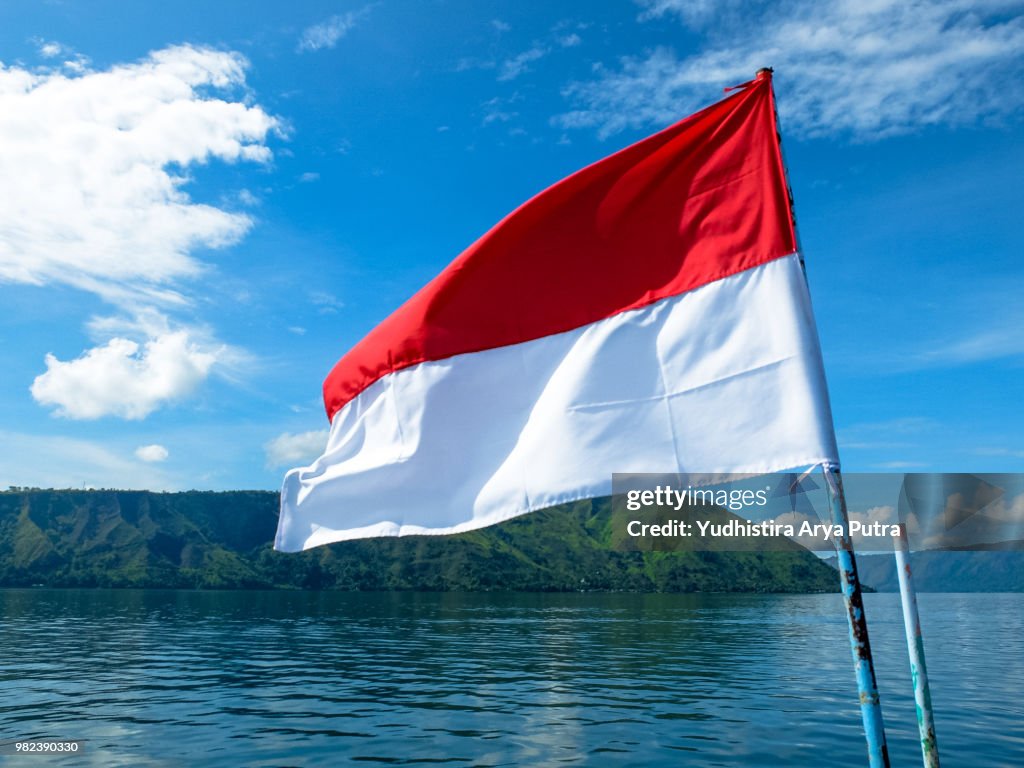 Merah Putih Danau Toba