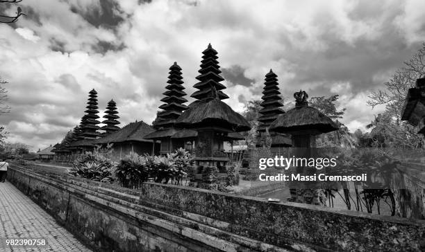 the meru of the royal temple; central bali. - meru filme stock-fotos und bilder