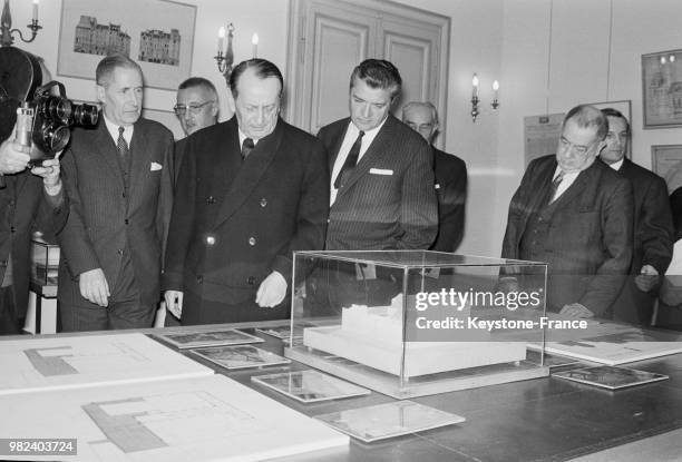 Le ministre d'état chargé des affaires culturelles André Malraux inaugure les nouvelles installations de la bibliothèque historique de la ville de...