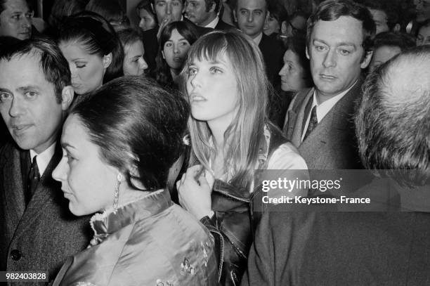 Jane Birkin et Maurice Ronet à la première du film 'La piscine' réalisé par Jacques Deray au cinéma Le Balzac à Paris en France, le 31 janvier 1969.