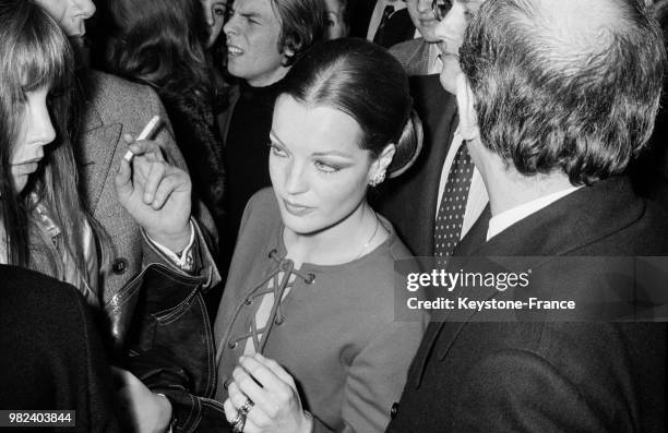 Romy Schneider à la première du film 'La piscine' réalisé par Jacques Deray au cinéma Le Balzac à Paris en France, le 31 janvier 1969.