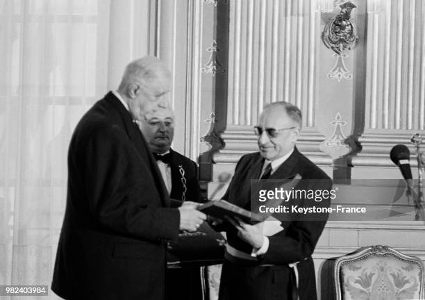Le maire de Rennes Henri Fréville offre au général Charles de Gaulle, en visite en Bretagne, une lettre autographe de François-René de Chateaubriand...