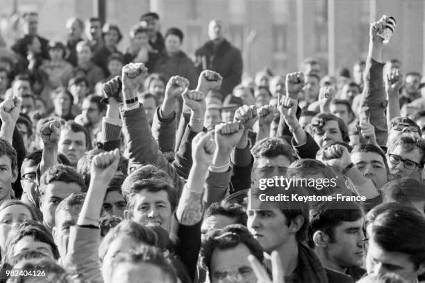 La foule, dont certains tenant des drapeaux bretons, lors du discours du général Charles de Gaulle en visite en Bretagne en France, en février 1969.