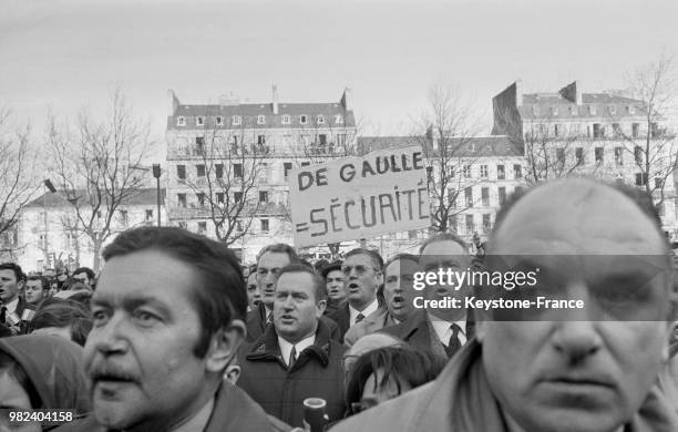 La foule lors du discours du général Charles de Gaulle en visite en Bretagne en France, en février 1969.