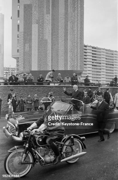 Le général Charles de Gaulle saluant la foule lors de sa visite en Bretagne à Rennes en France, le 1er février 1969.