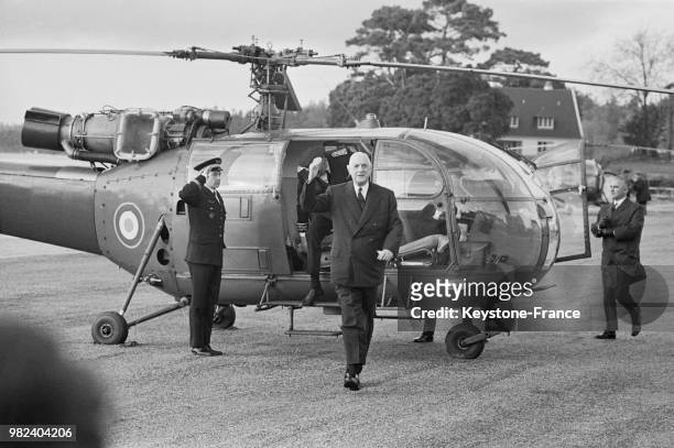 Le général Charles de Gaulle arrivant en Bretagne en France en hélicoptère, le 2 février 1969.