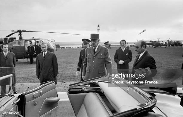 Le général Charles de Gaulle arrivant en Bretagne en France en hélicoptère, le 2 février 1969.
