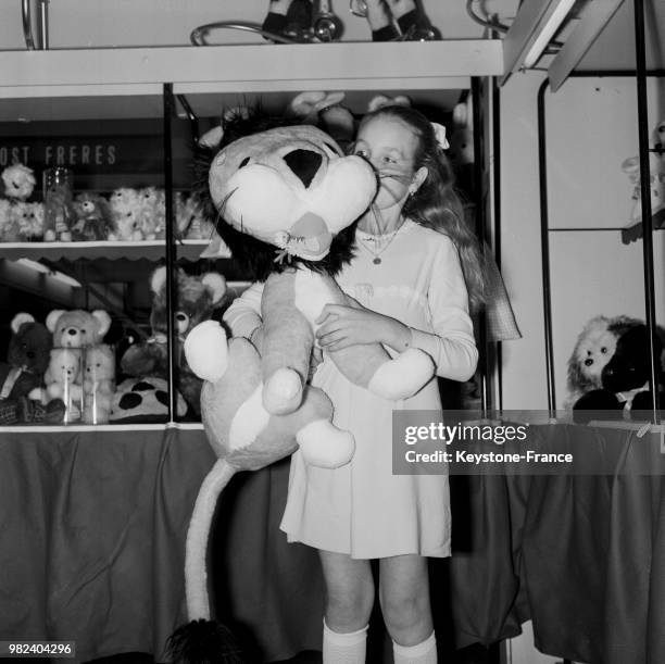 Enfant au 8ème salon international du jouet à la porte de Versailles à Paris en France, le 2 février 1969.