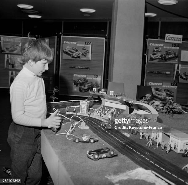 Enfant jouant à la course de voitures sur circuit électrique au 8ème salon international du jouet à la porte de Versailles à Paris en France, le 2...