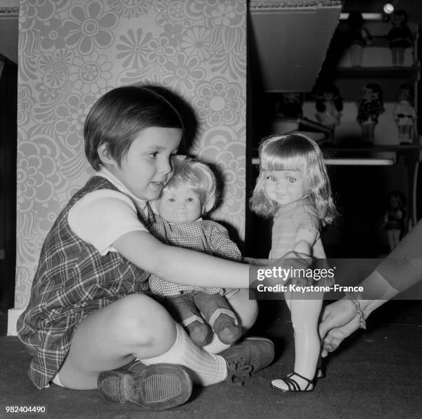 Enfant au 8ème salon international du jouet à la porte de Versailles à Paris en France, le 2 février 1969.