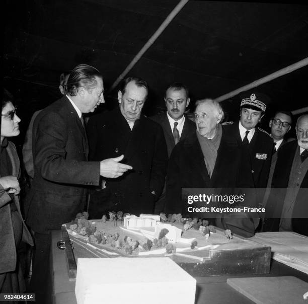 Devant la maquette du mémorial Chagall, l'architecte André Hermant donne des explications au ministre d'état chargé des affaires culturelles André...