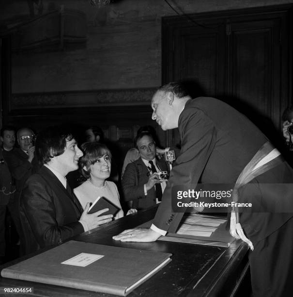 Mariage de Georgette Lemaire et de Bob Sellers à la mairie, le 5 février 1969.