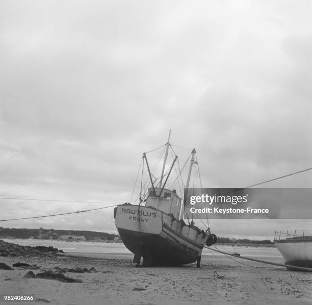 Bateau à marée basse à Erquy en Bretagne en France, le 5 mai 1969.