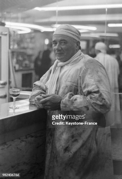 Boucher au café lors du déménagement des Halles pour Rungis à Paris en France, le 28 février 1969.