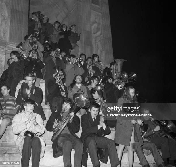 Des étudiants des Beaux-Arts jouent un dernier air de musique pour les Halles, avant leur déménagement, devant la fontaine des Innocents à Paris en...