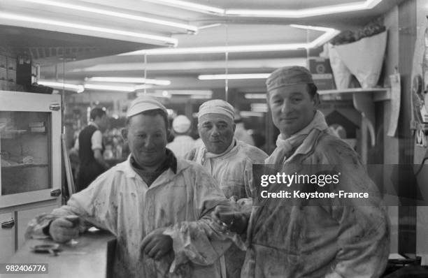 Bouchers au café lors du déménagement des Halles pour Rungis à Paris en France, le 28 février 1969.