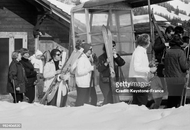 La princesse Grace de Monaco fait la queue pour prendre un télésiège lors de vacances au ski à Saanenmöser en Suisse, le 28 février 1969.