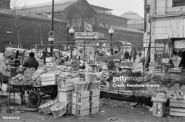 Un des derniers marchés avant le déménagement des Halles pour Rungis à Paris en France, le 28 février 1969.