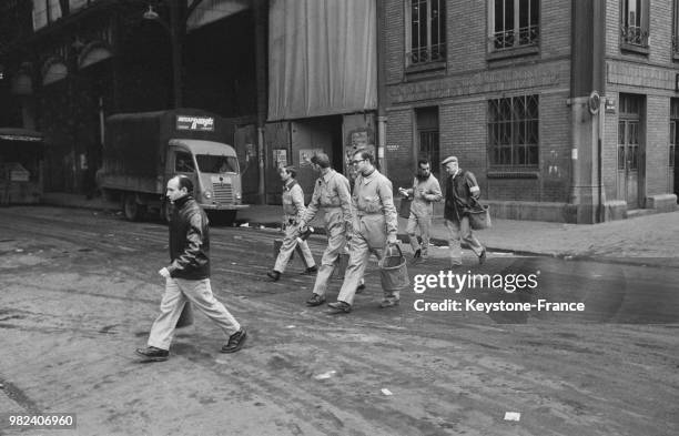 Suite au déménagement des Halles pour Rungis, des équipes procèdent à la dératisation des entrepôts à Paris en France, le 1er mars 1969.