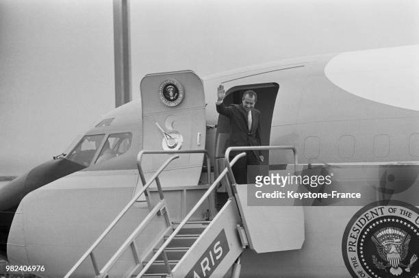 Le président américain Richard Nixon salue avant de prendre son avion 'Air Force One' à Orly en France, le 2 mars 1969.