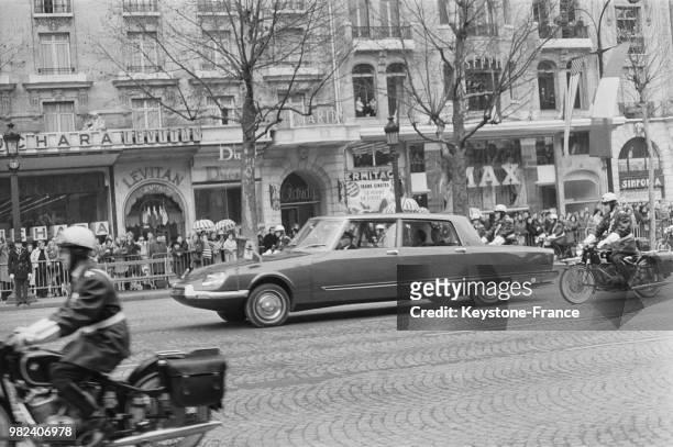 Vue de la voiture présidentielle de Charles de Gaulle à Paris en France, en 1969.