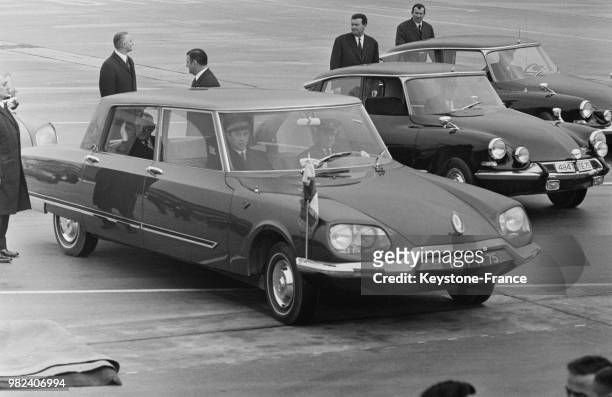 Vue de la voiture présidentielle de Charles de Gaulle en France, en 1969.