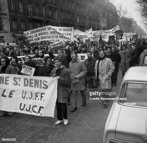 Manifestation contre la venue du président américain Richard Nixon et contre la guerre au Vietnam place de la République à Paris en France, le 2 mars...