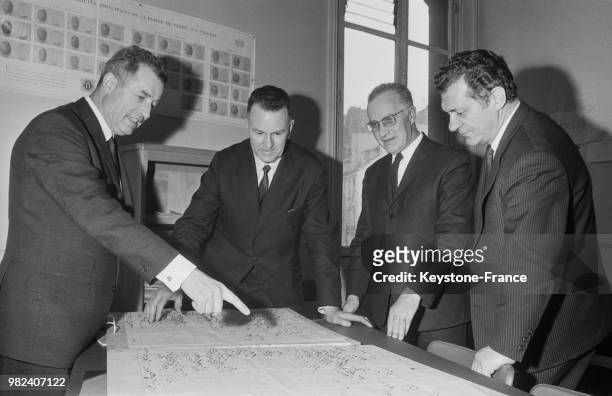Le général de réseve Jean Pats, chargé de l'organisation du déménagement des Halles pour Rungis, en réunion à Paris en France, en mars 1969.
