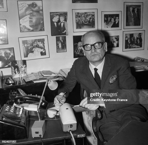 Georges Cravenne travaillant dans sa propriété à Orsay en France, le 4 mars 1969.