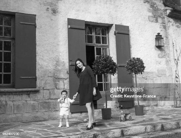 Danielle Cravenne avec un de ses beaux-fils à Orsay en France, le 4 mars 1969.