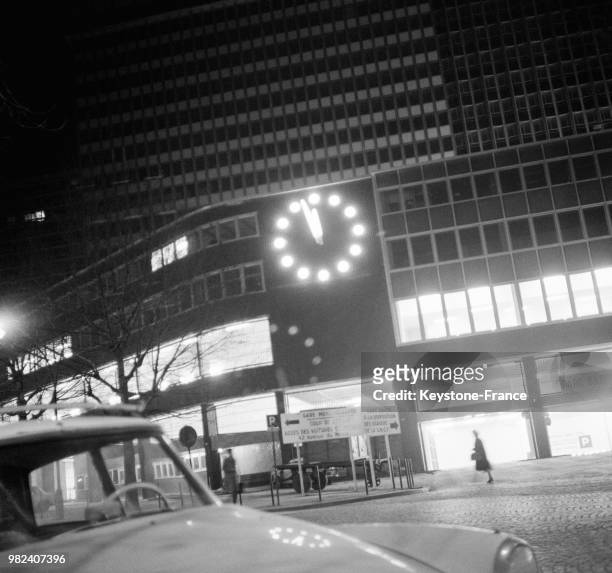 Horloge lumineuse à l'entrée de la gare Montparnasse à Paris en France, le 7 mars 1969.