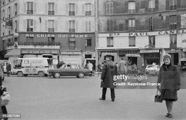 Scène de rue aux Halles à Paris en France, en 1969.