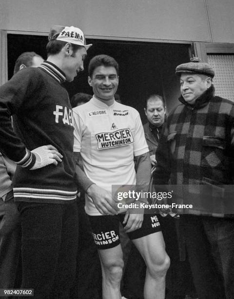 Le vainqueur Raymond Poulidor endosse le maillot blanc lors de la première étape contre la montre du Paris-Nice, tout en bavardant avec Eddy Merckx,...