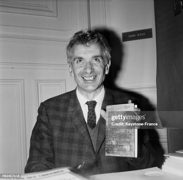 René Barjavel vient de recevoir le 15ème prix des libraires de France pour son roman 'La nuit des temps' à Paris en France, le 11 mars 1969.