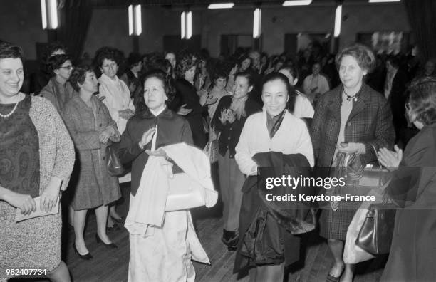 Madame Mai Van Bo, femme de l'ambassadeur du Vietnam, et madame N'Guyen Thi Binh, chef adjoint de la délégation du front national de libération,...