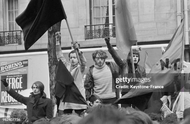 Etudiants anarchistes brandissant un drapeau noir lors de la manifestation des syndicats CGT, CFDT et FEN, lors des négociations de la conférence de...