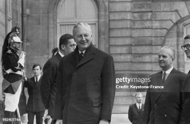 Le chancelier allemand Kurt Georg Kiesinger arrive au palais de l'Elysée à Paris en France, le 13 mars 1969.