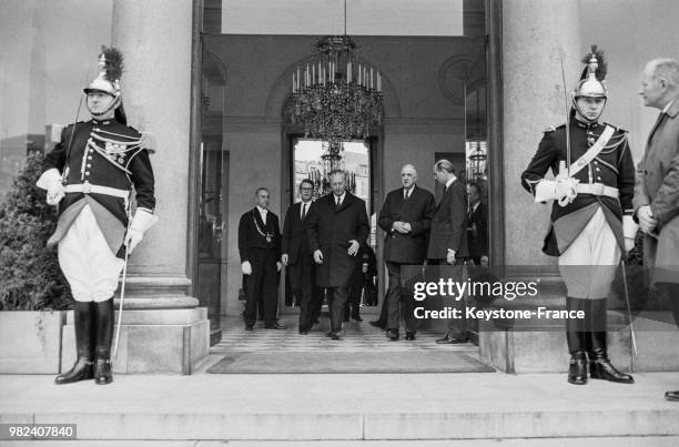 Le général Charles de Gaulle raccompagne le chancelier allemand Kurt Georg Kiesinger sur le perron du palais de l'Elysée à Paris en France, le 15...