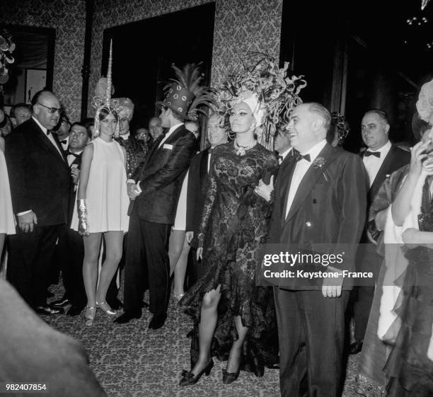 Sophia Loren et Carlo Ponti au bal du casino de Monte-Carlo à Monaco, le 16 mars 1969.