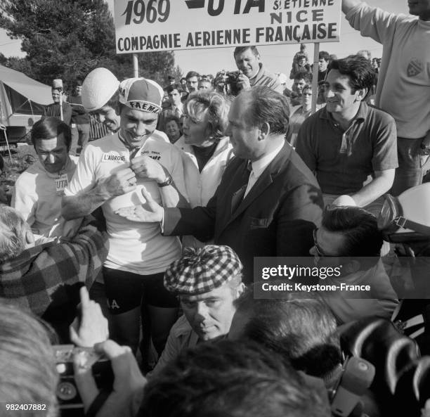 Mick Micheyl félicite Eddy Merckx, vainqueur de la course Paris-Nice à Nice en France, le 16 mars 1969.