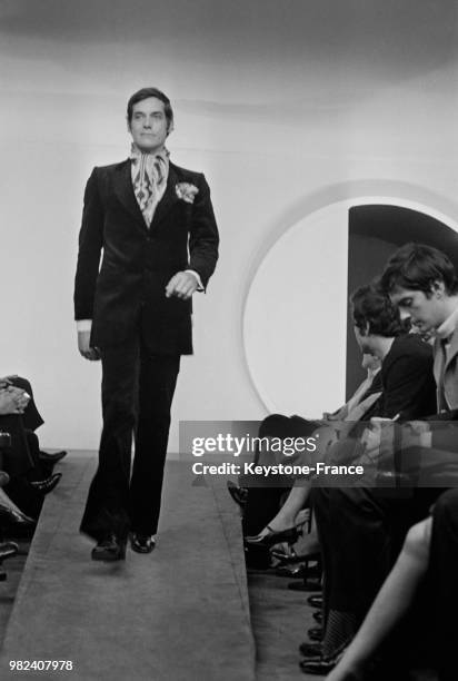 Présentation de la Collection Automne/Hiver de Pierre Cardin à Paris en France, le 17 mars 1969.