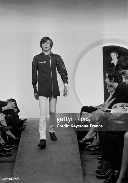 Présentation de la Collection Automne/Hiver de Pierre Cardin à Paris en France, le 17 mars 1969.